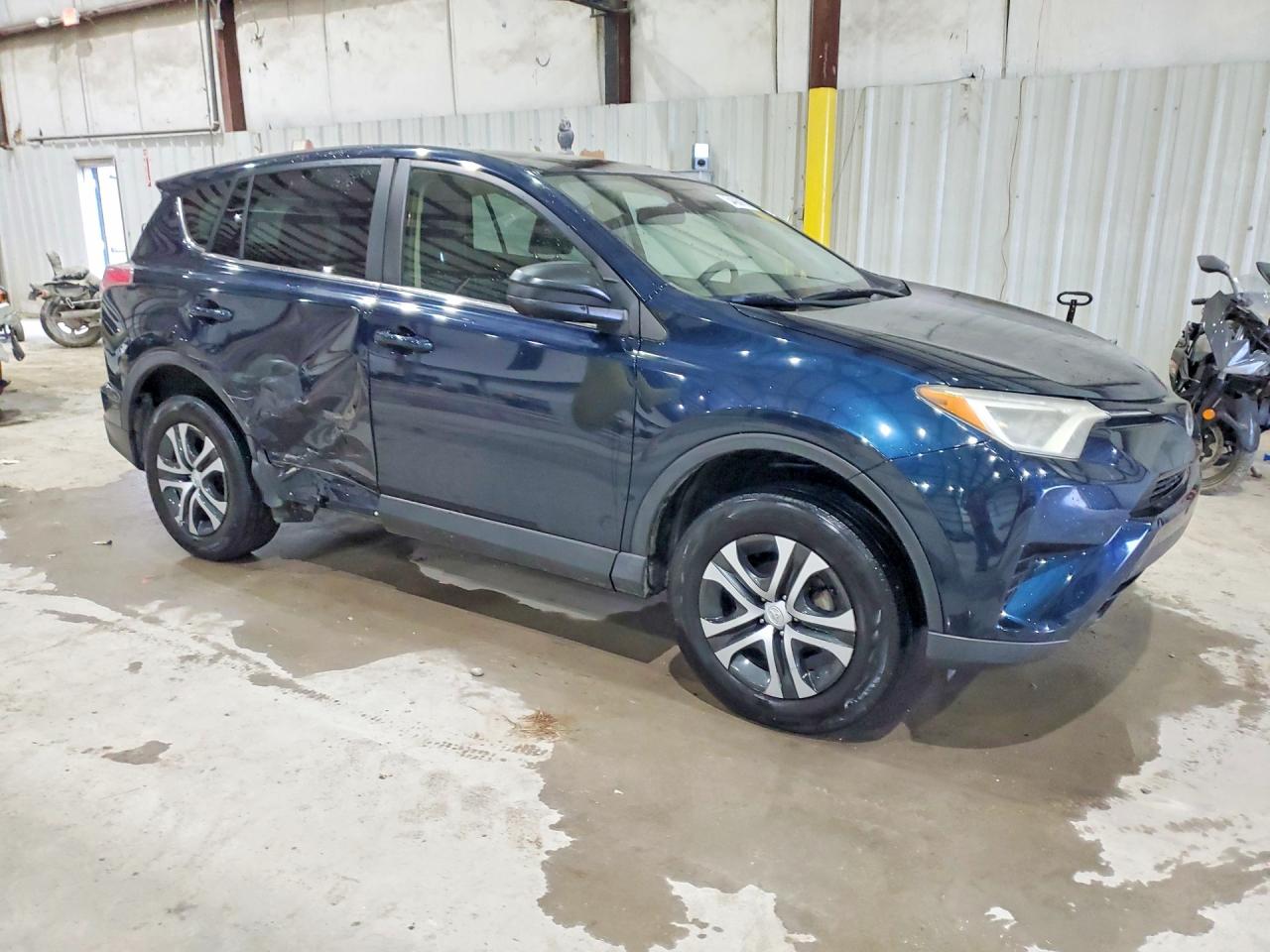 2018 TOYOTA RAV4 LE photo 4