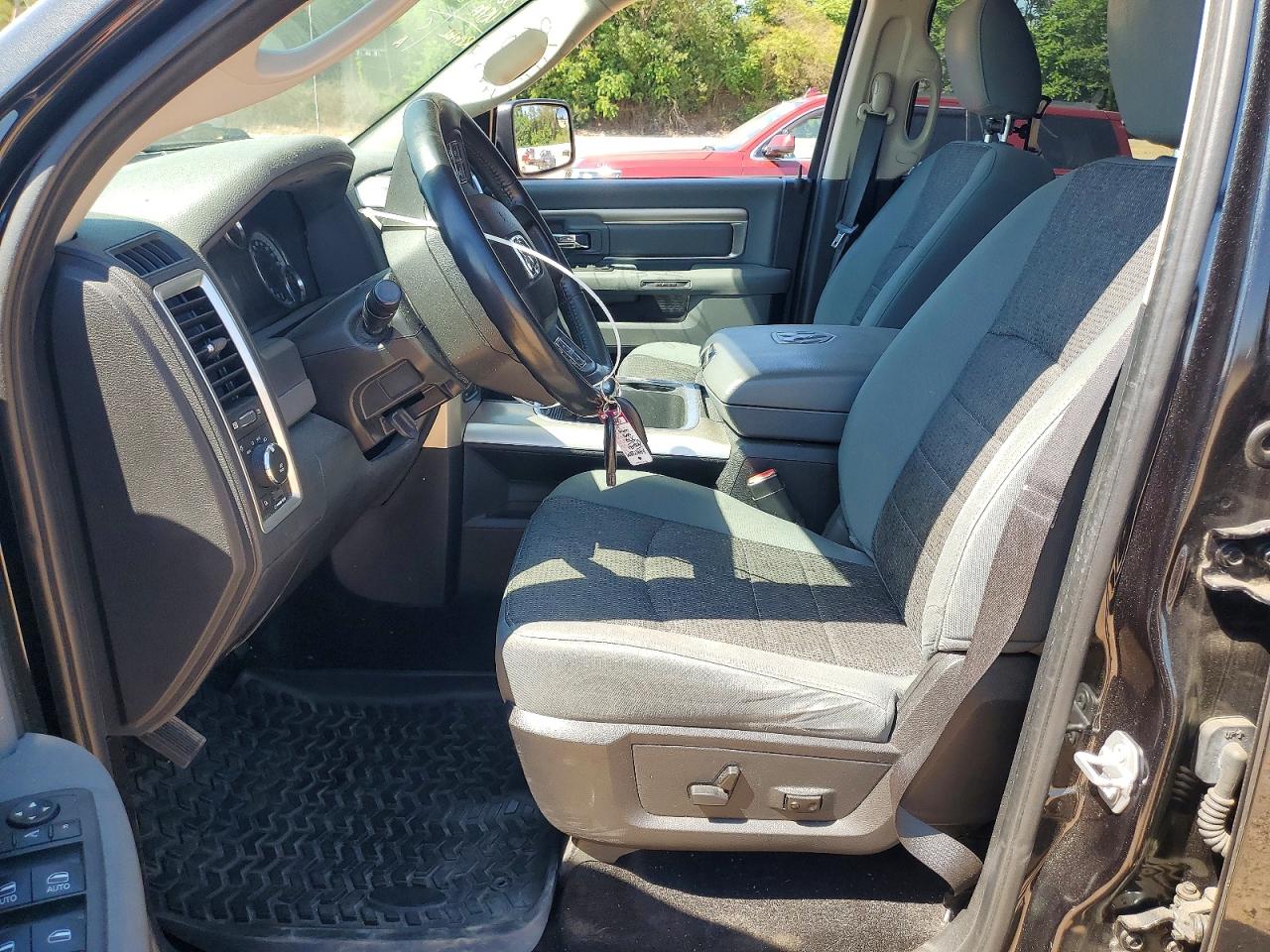 2016 RAM 1500 SLT photo 7