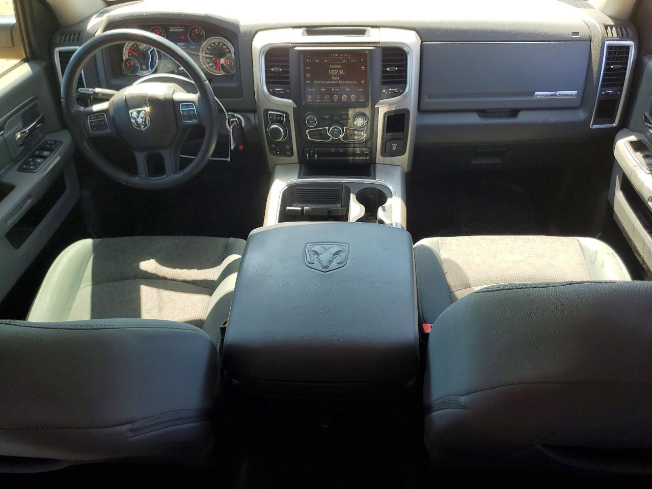 2016 RAM 1500 SLT photo 8