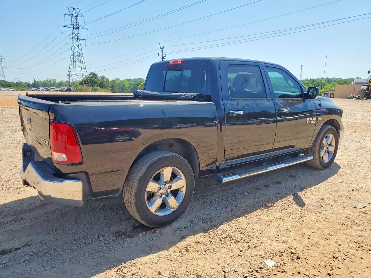 2016 RAM 1500 SLT photo 3
