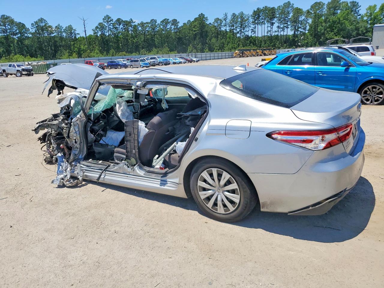 2020 TOYOTA CAMRY LE photo 4