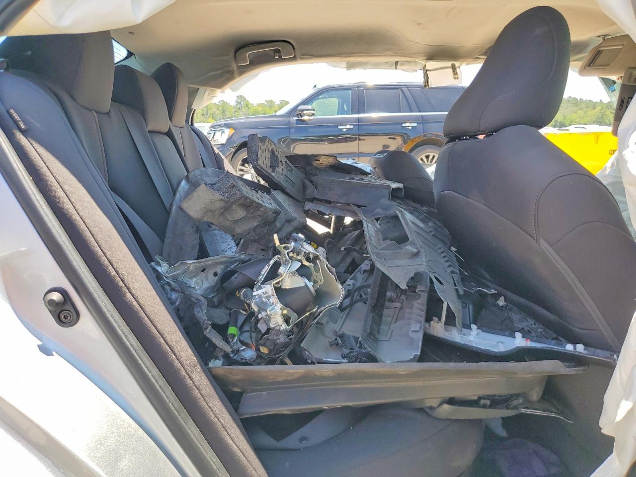 2020 TOYOTA CAMRY LE photo 28