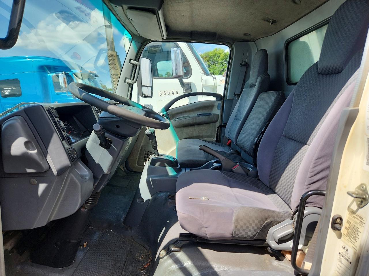 2009 ISUZU NPR DELIVERY TRUCK photo 13