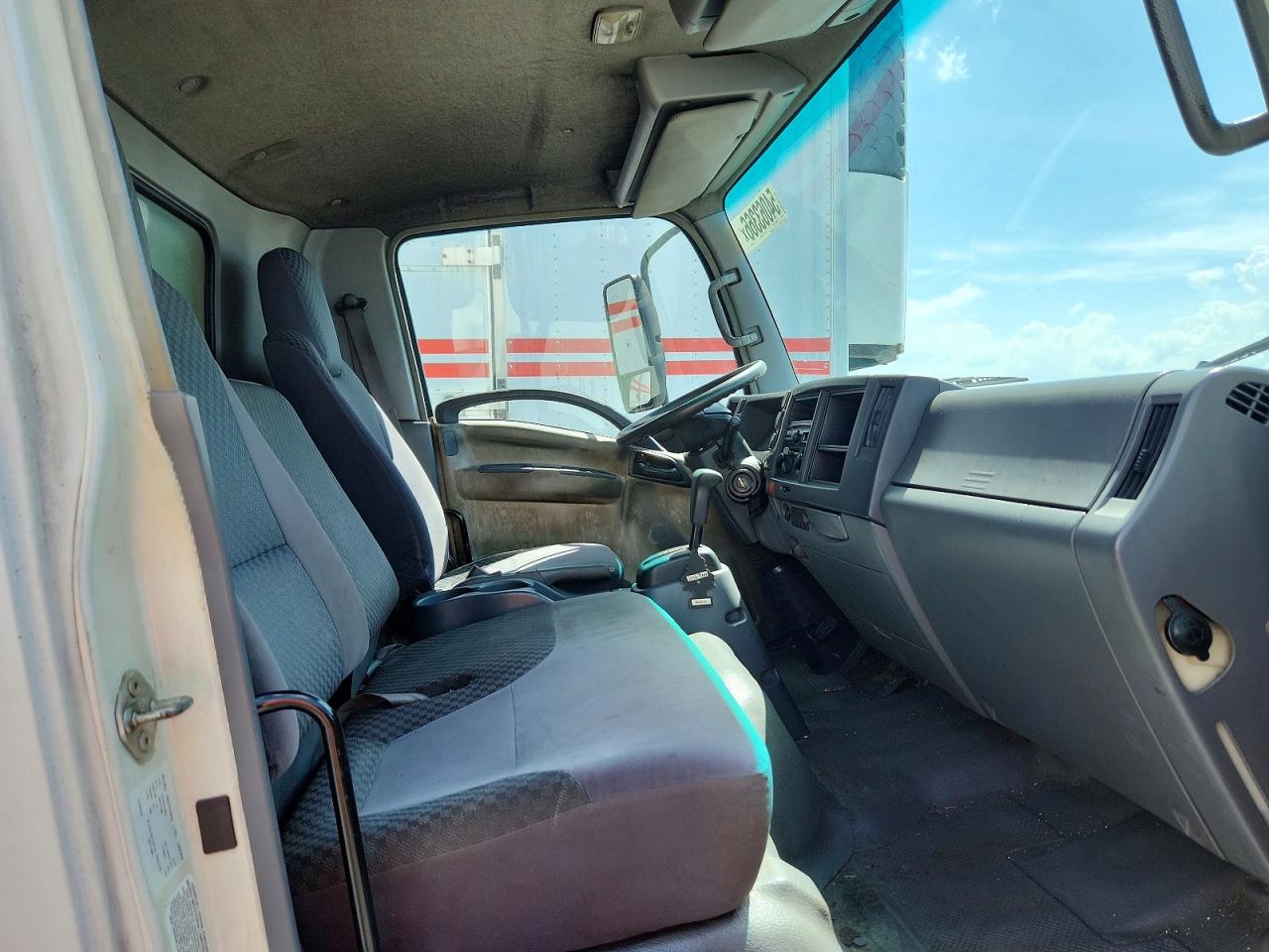 2009 ISUZU NPR DELIVERY TRUCK photo 21