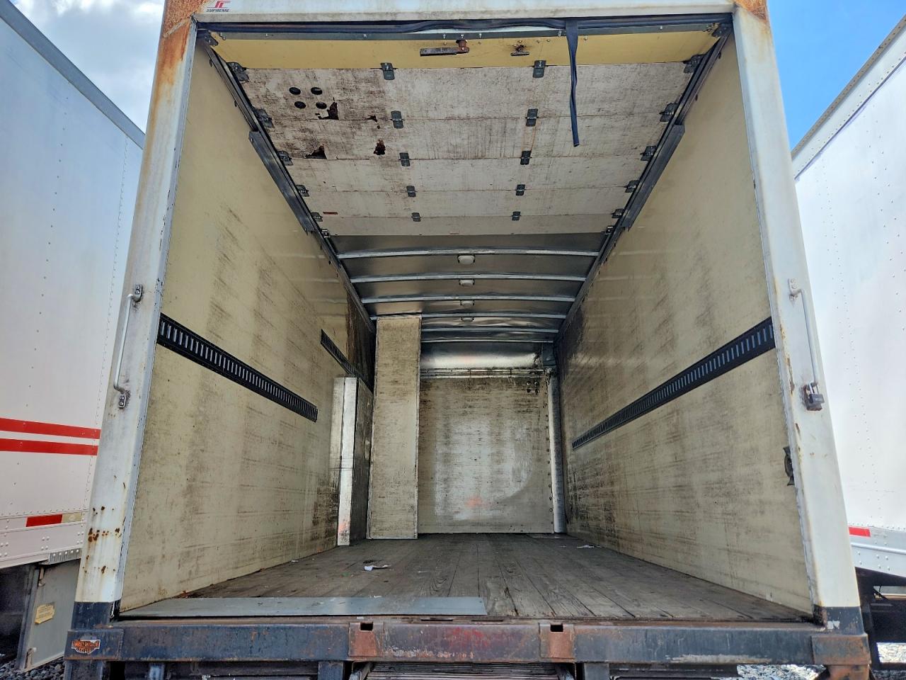 2009 ISUZU NPR DELIVERY TRUCK photo 19