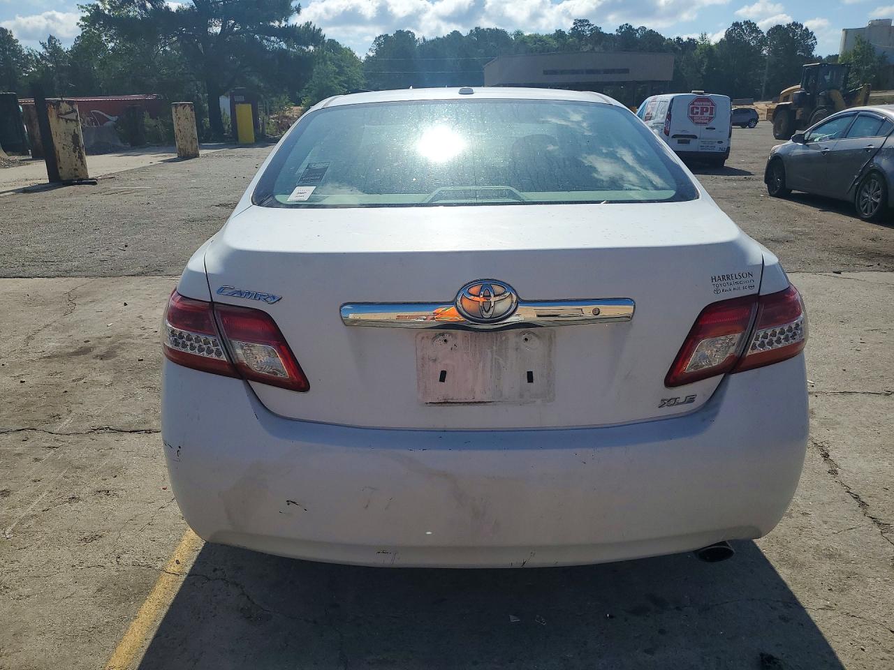 2010 TOYOTA CAMRY XLE photo 6