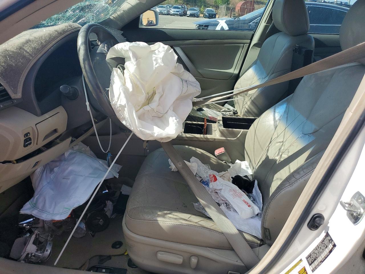 2010 TOYOTA CAMRY XLE photo 7