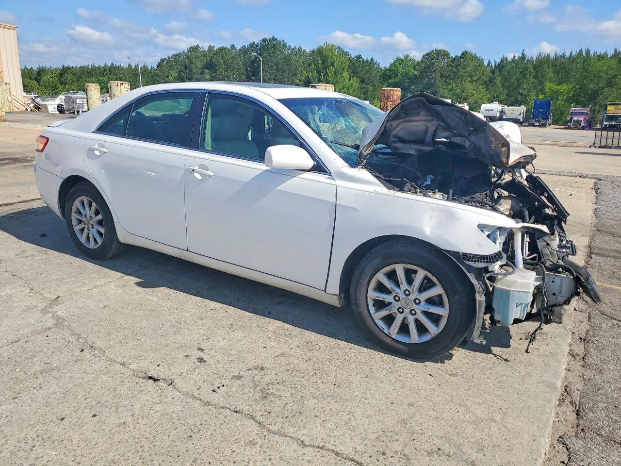 2010 TOYOTA CAMRY XLE photo 4