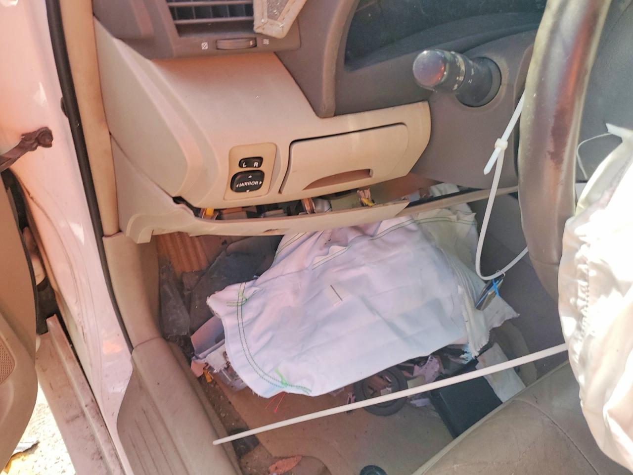 2010 TOYOTA CAMRY XLE photo 9