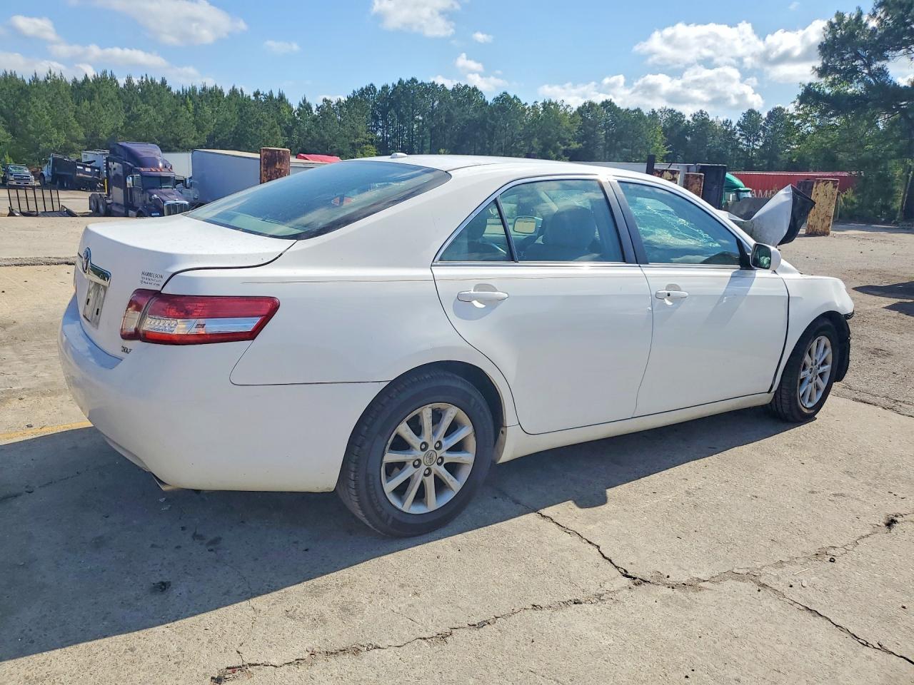 2010 TOYOTA CAMRY XLE photo 3