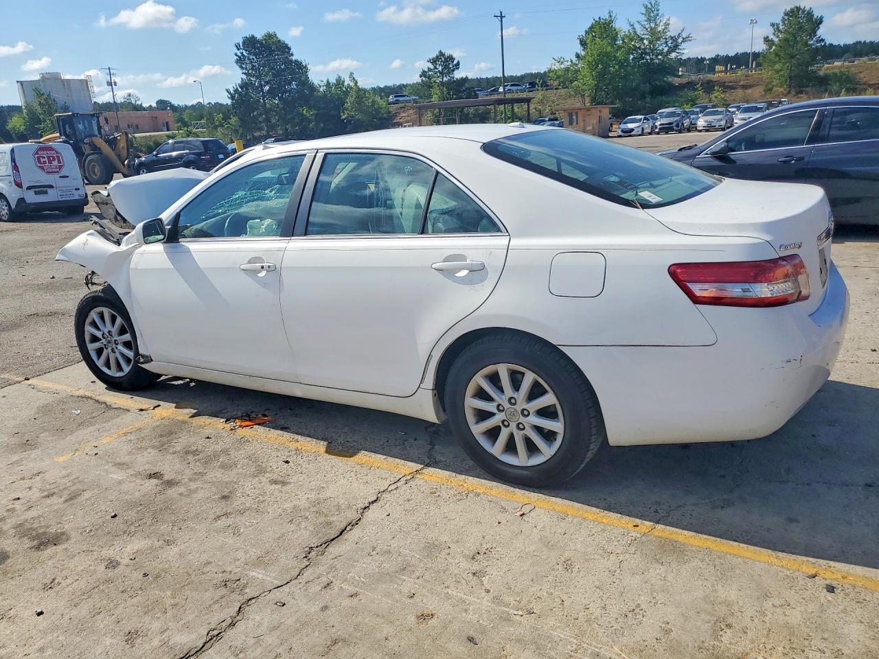 2010 TOYOTA CAMRY XLE photo 2