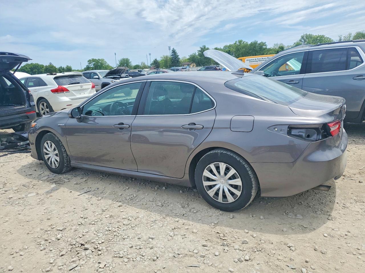 2019 TOYOTA CAMRY LE photo 4