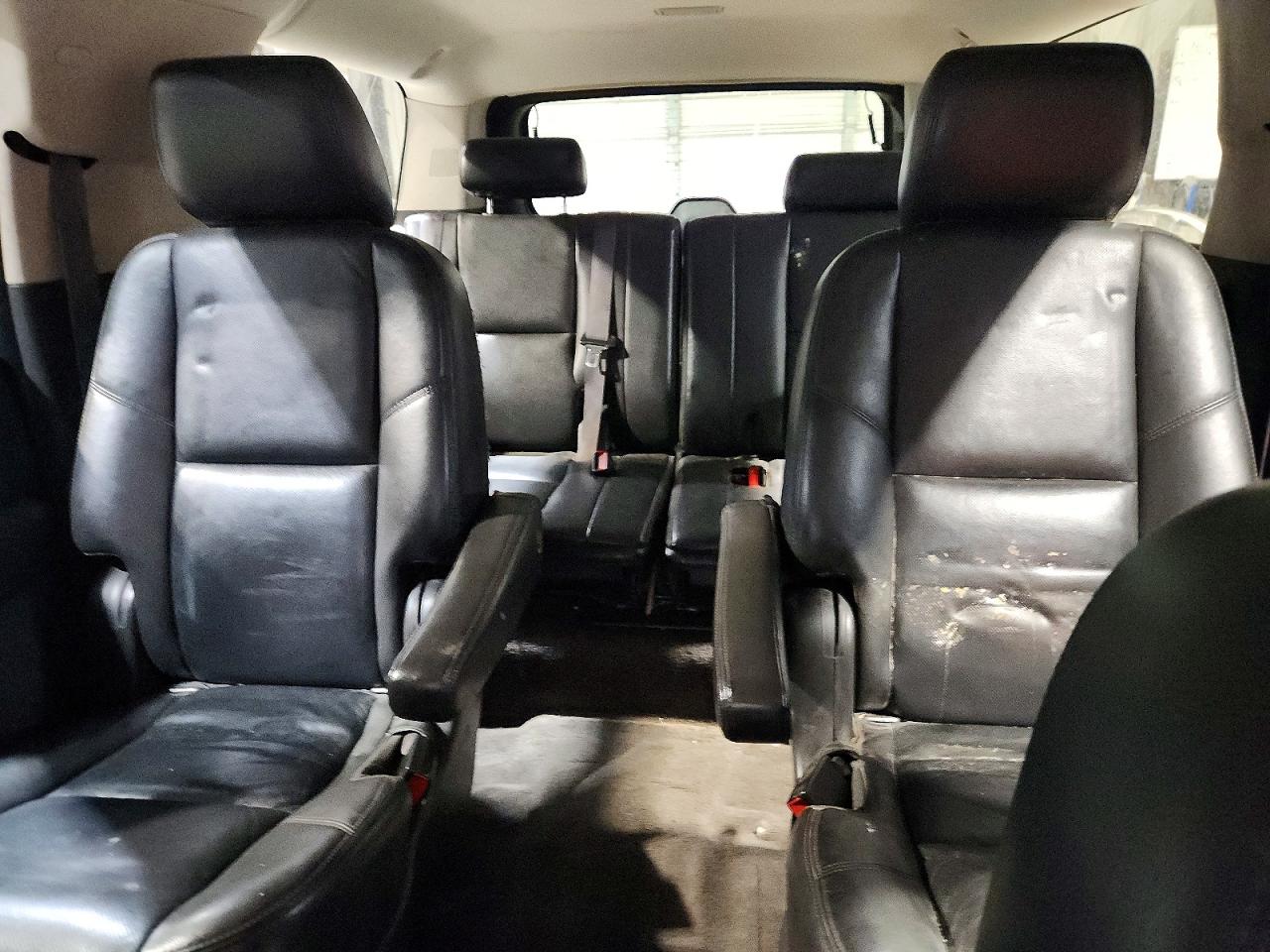 2011 CHEVROLET SUBURBAN photo 28