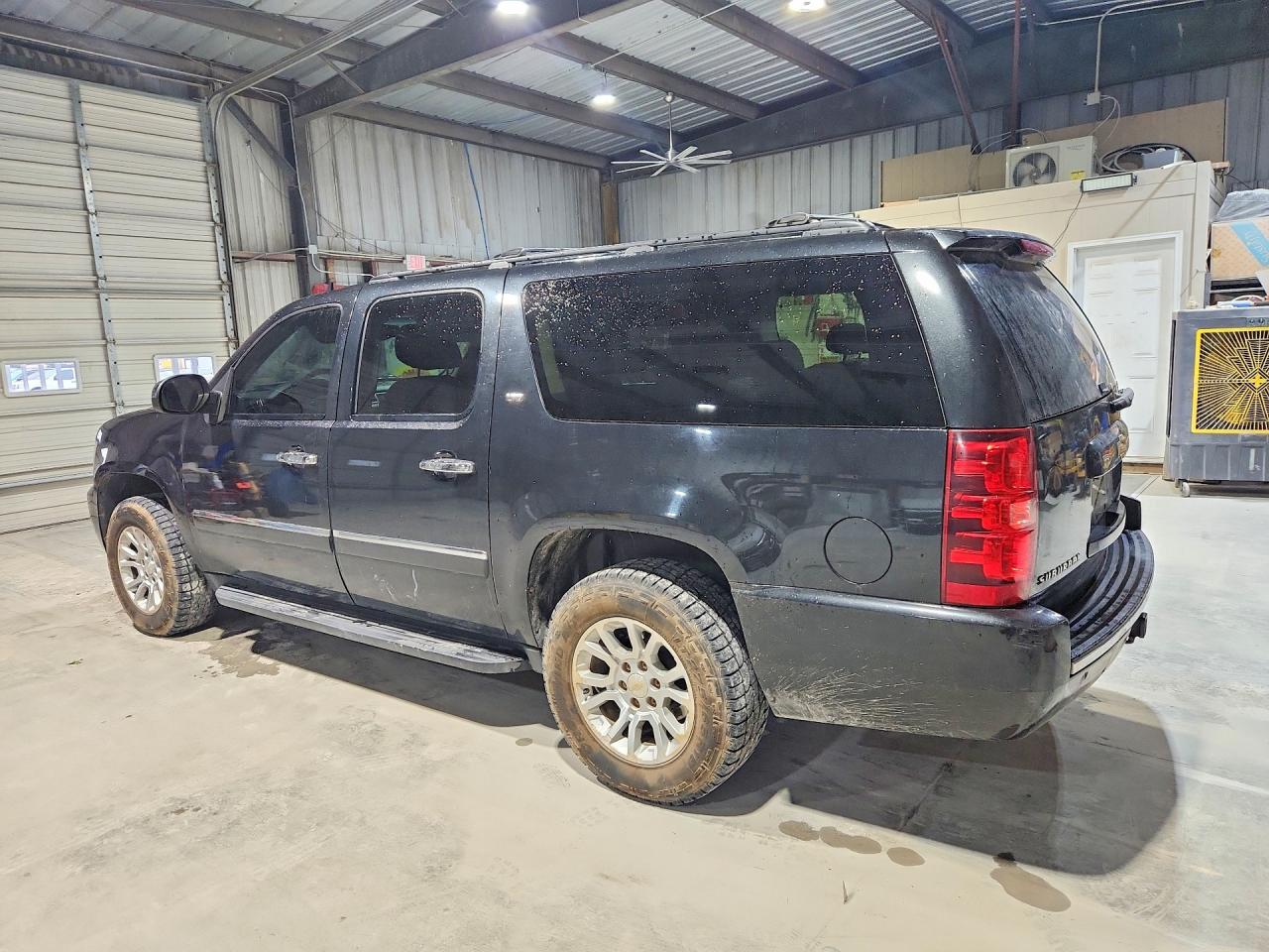 2011 CHEVROLET SUBURBAN photo 4