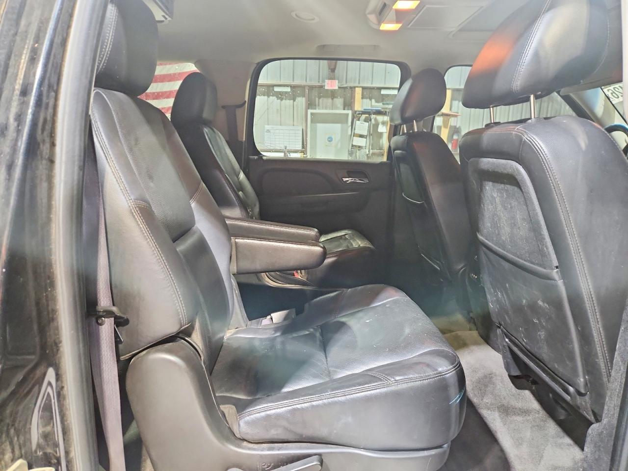 2011 CHEVROLET SUBURBAN photo 31
