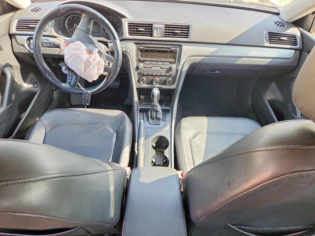 2015 VOLKSWAGEN PASSAT S photo 15