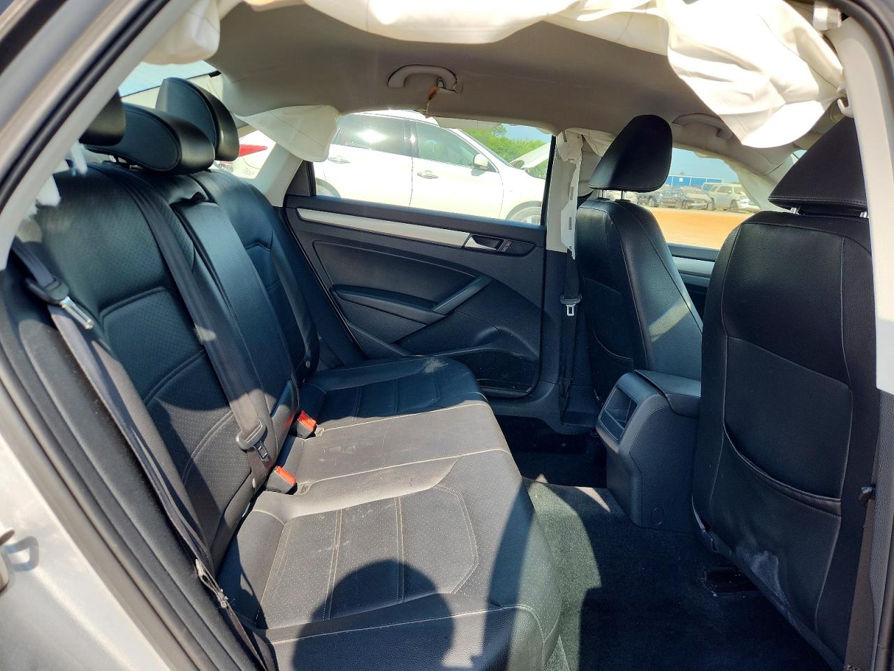 2015 VOLKSWAGEN PASSAT S photo 19