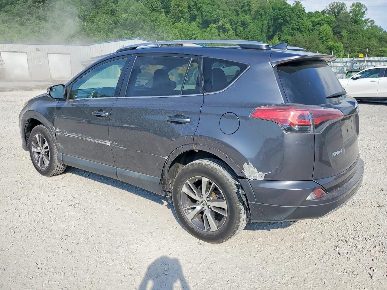 2018 TOYOTA RAV4 XLE photo 4