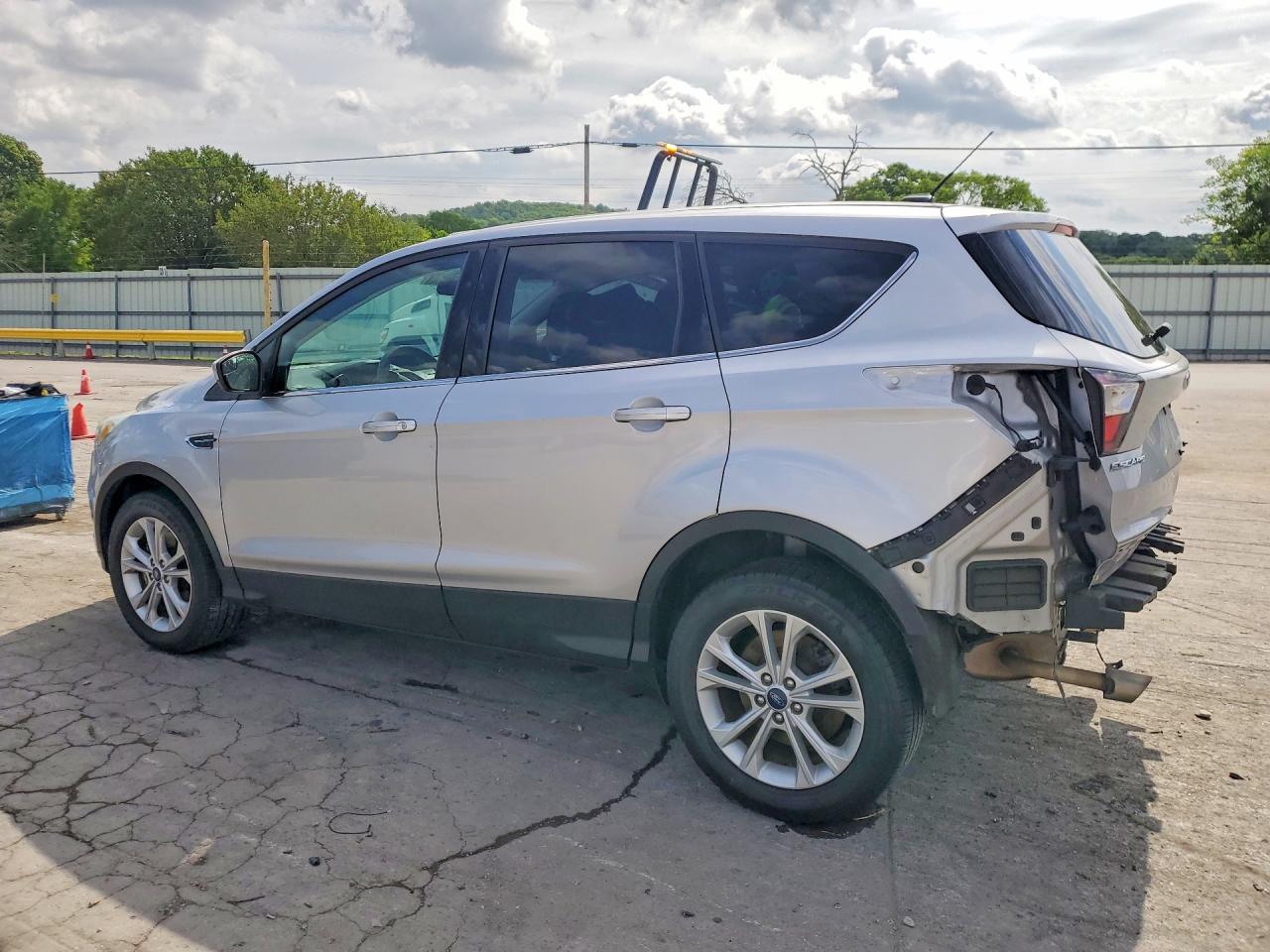 2017 FORD ESCAPE SE photo 2