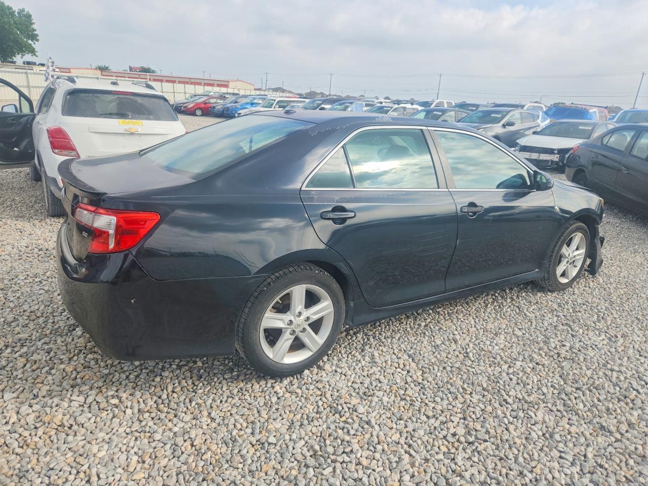 2012 TOYOTA CAMRY SE photo 3