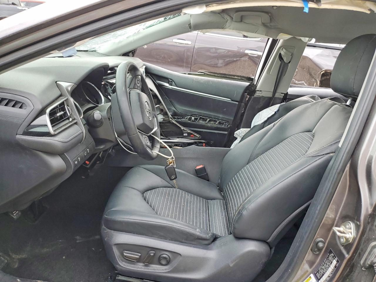 2019 TOYOTA CAMRY SE photo 13