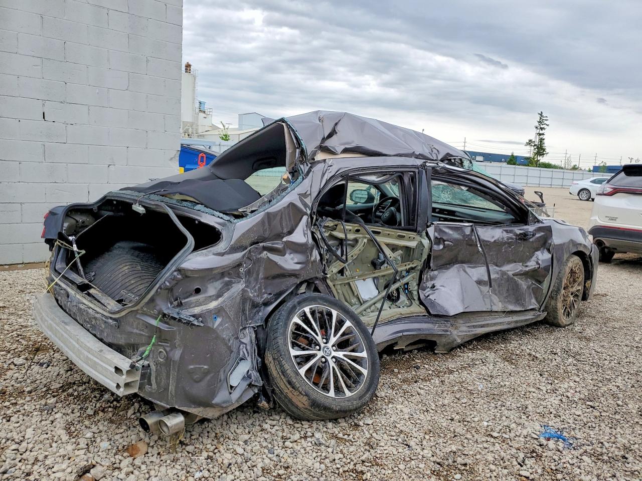 2019 TOYOTA CAMRY SE photo 5