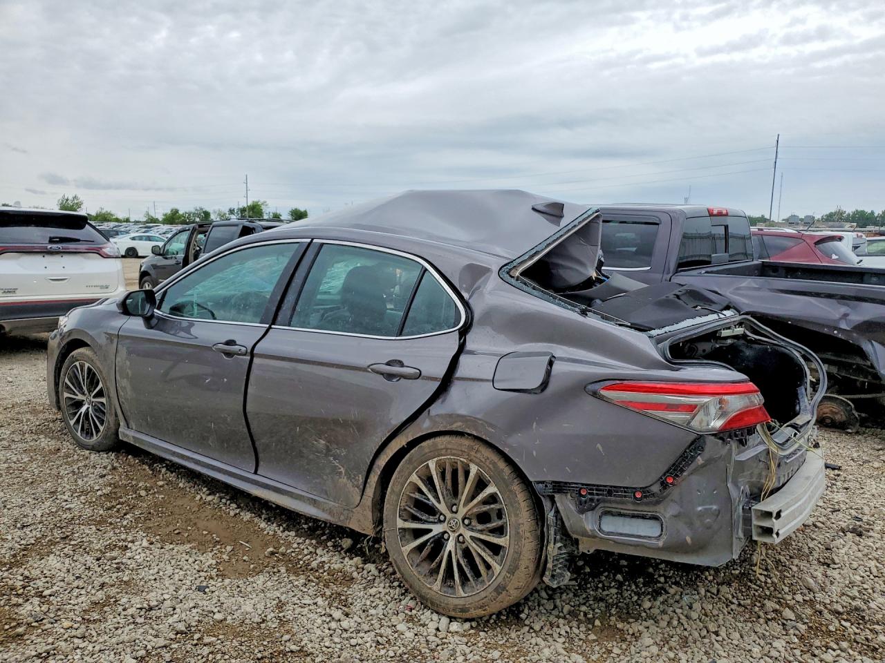 2019 TOYOTA CAMRY SE photo 3