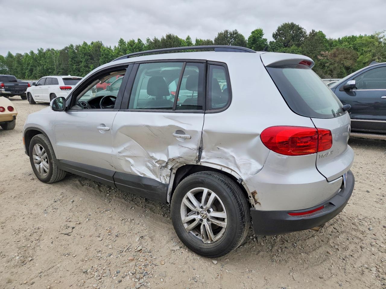 2016 VOLKSWAGEN TIGUAN S photo 2