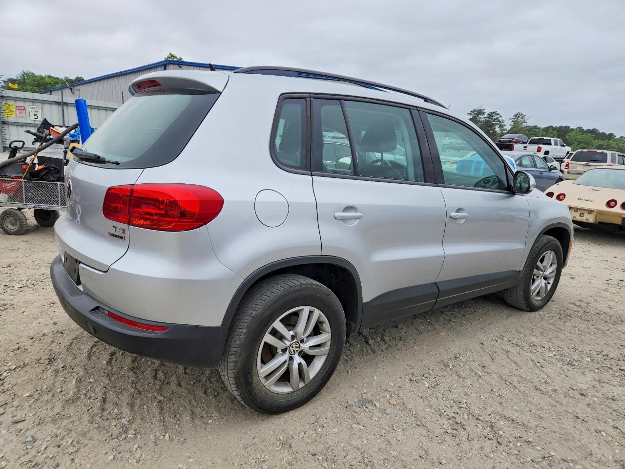 2016 VOLKSWAGEN TIGUAN S photo 3