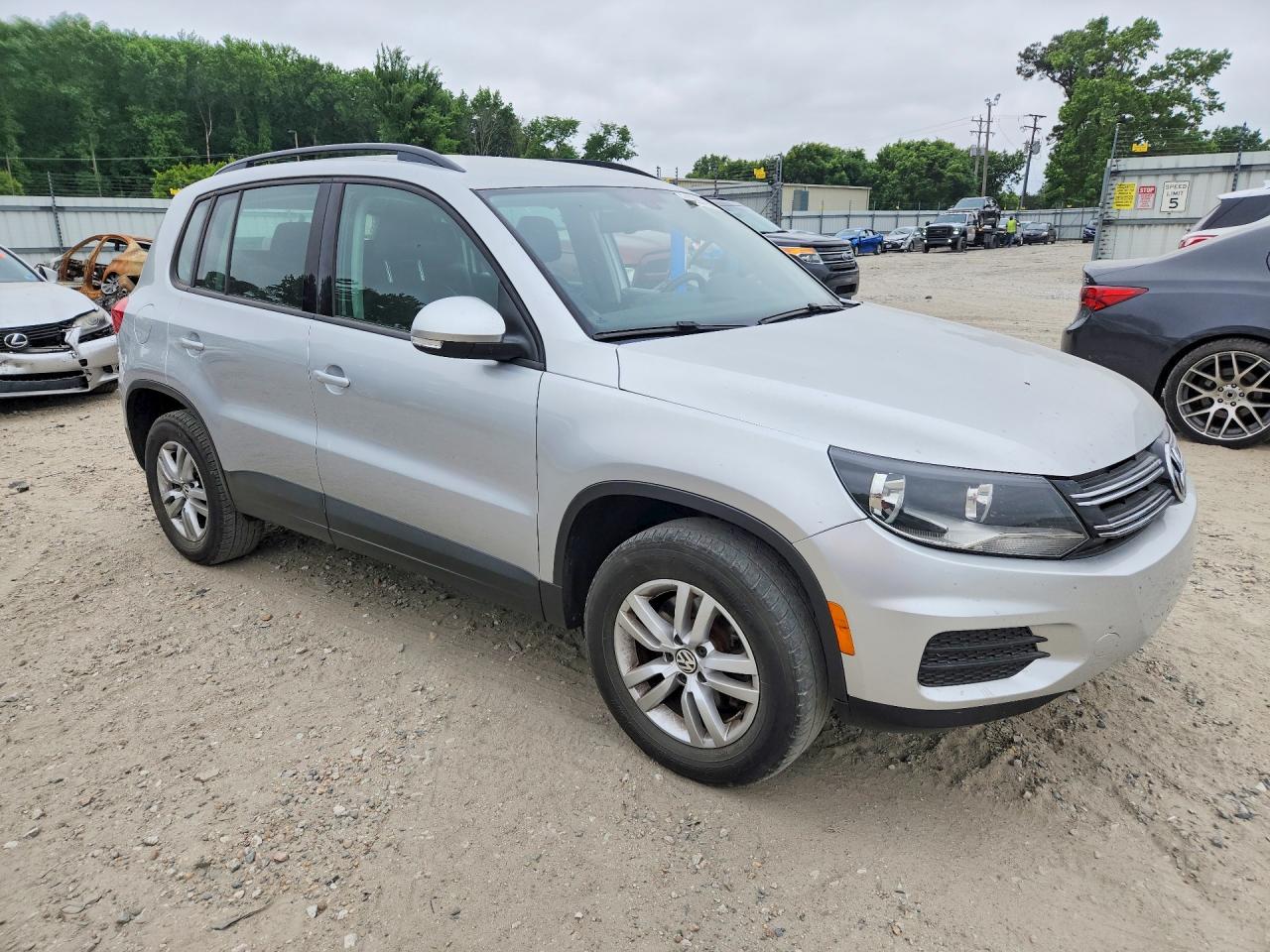 2016 VOLKSWAGEN TIGUAN S photo 4