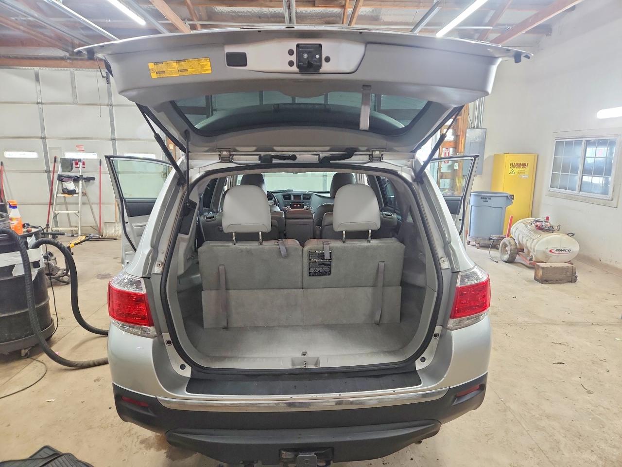 2012 TOYOTA HIGHLANDER SE photo 11