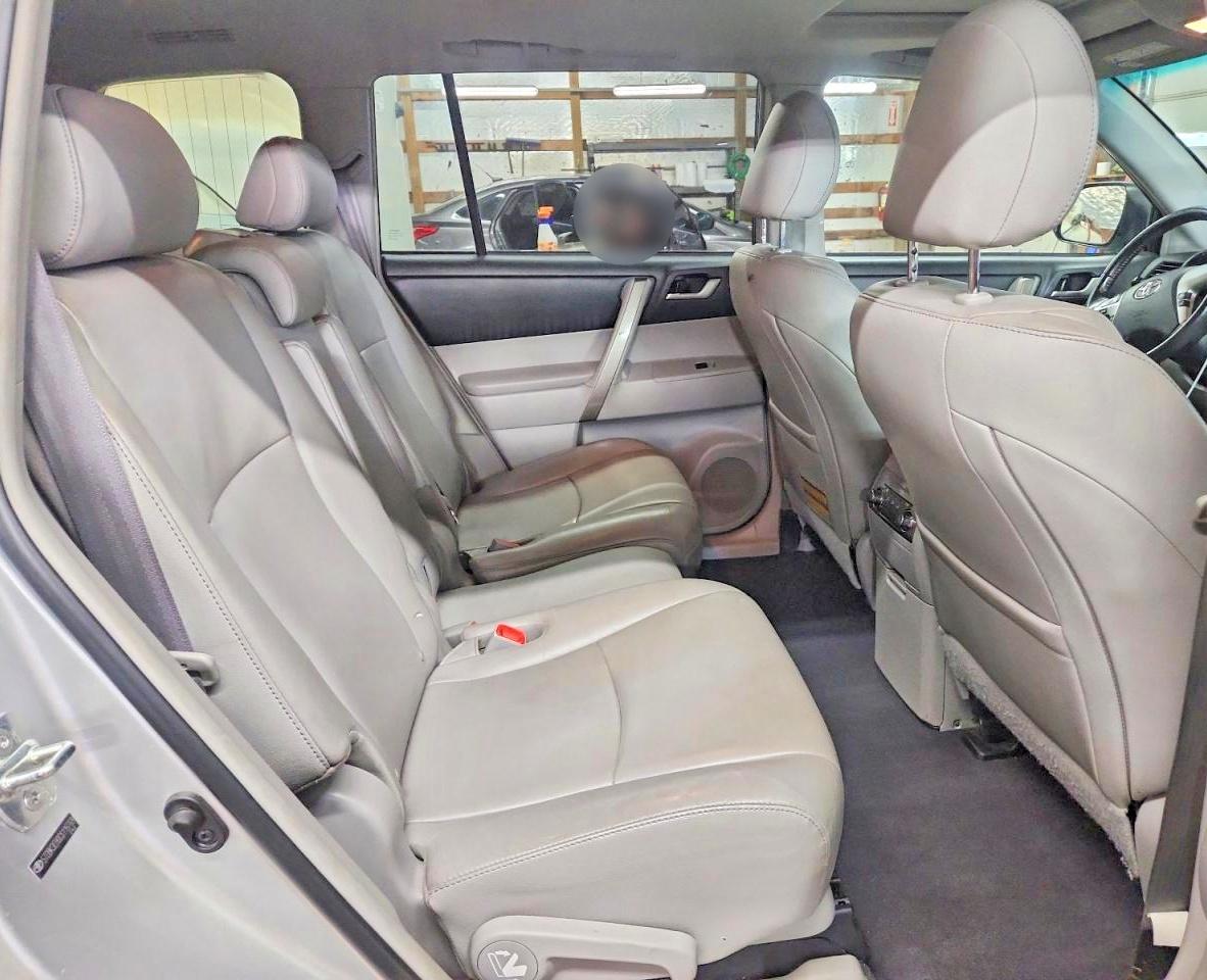 2012 TOYOTA HIGHLANDER SE photo 21