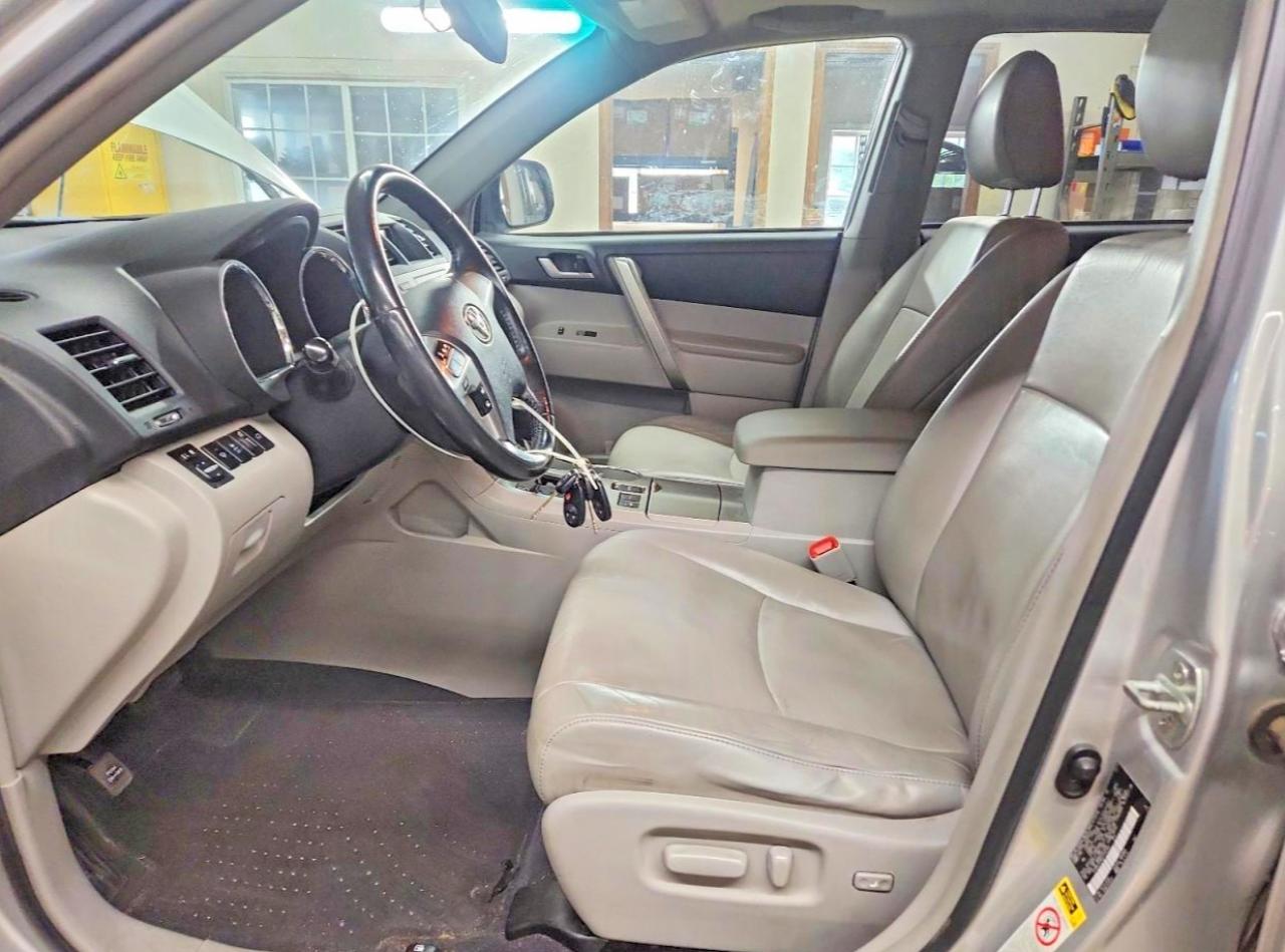 2012 TOYOTA HIGHLANDER SE photo 13