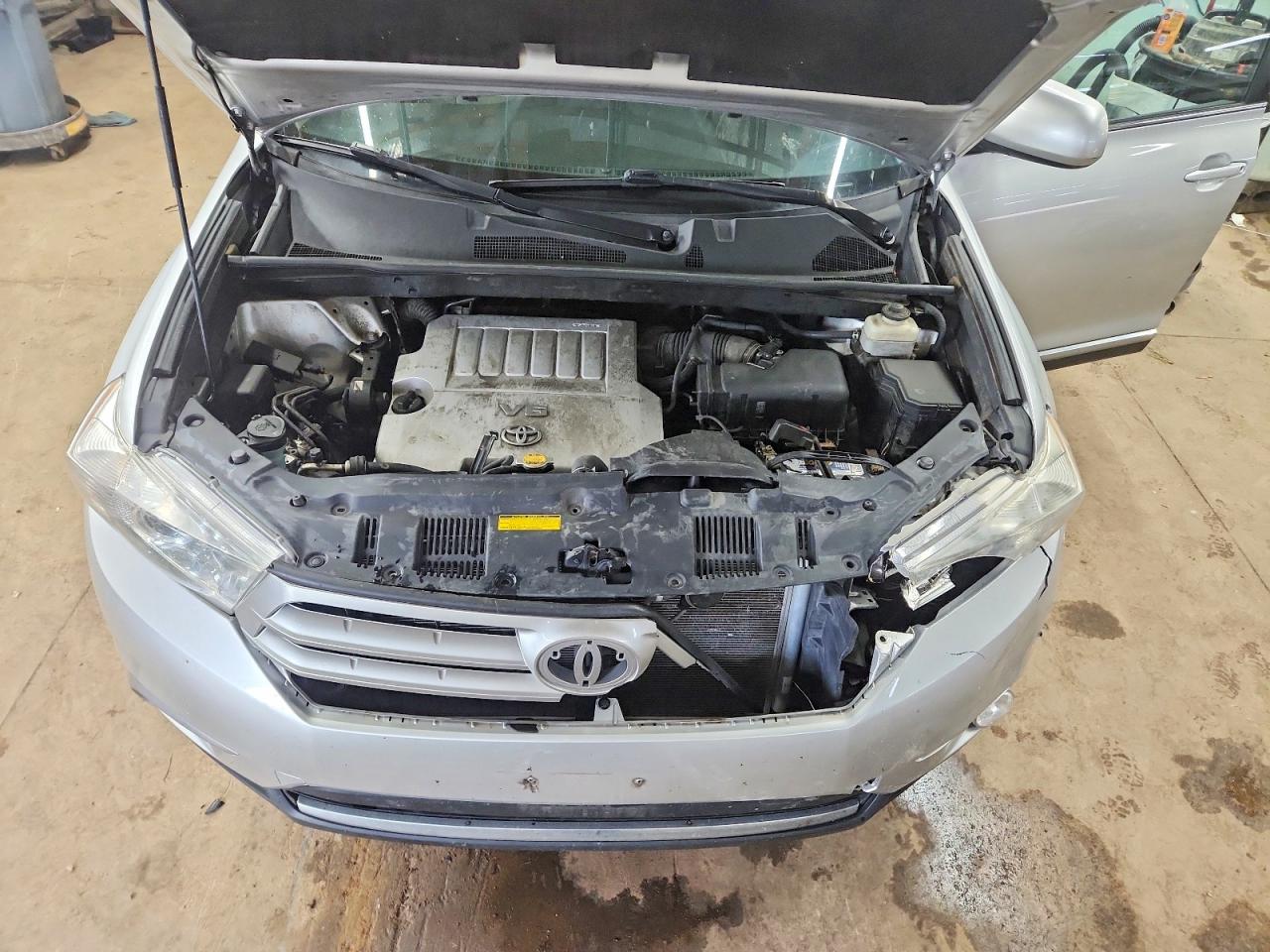 2012 TOYOTA HIGHLANDER SE photo 23