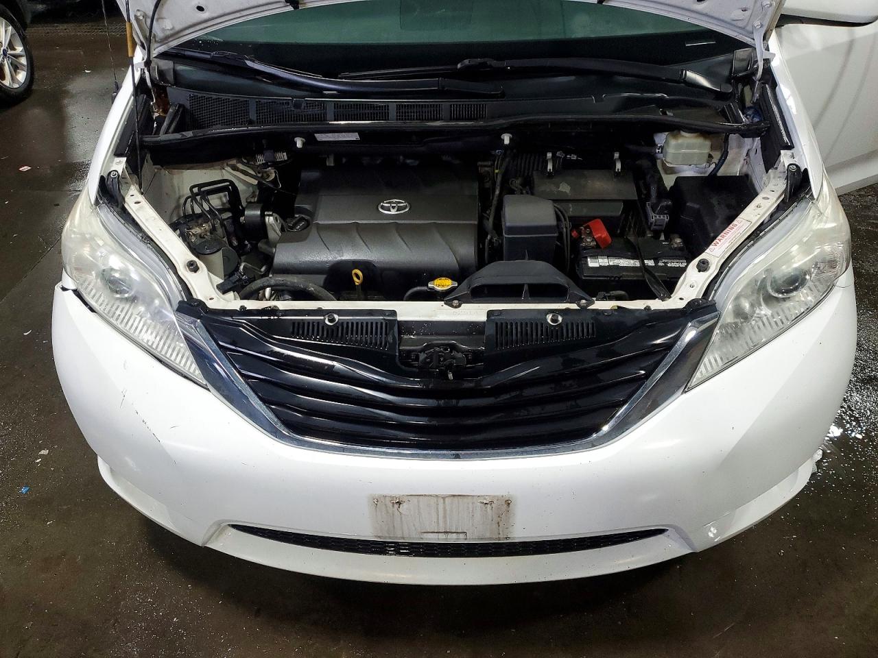 2014 TOYOTA SIENNA LE photo 23