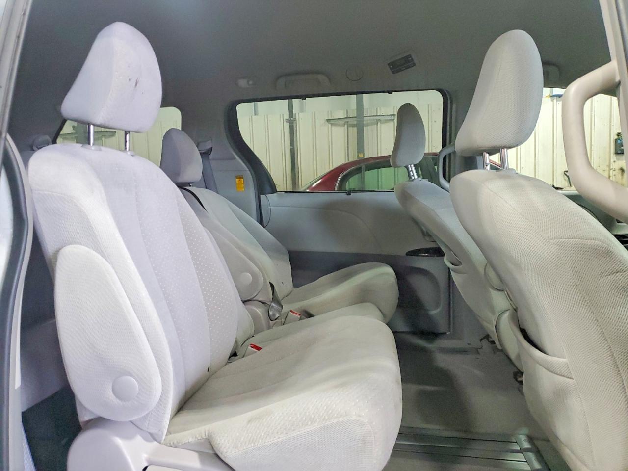 2014 TOYOTA SIENNA LE photo 21