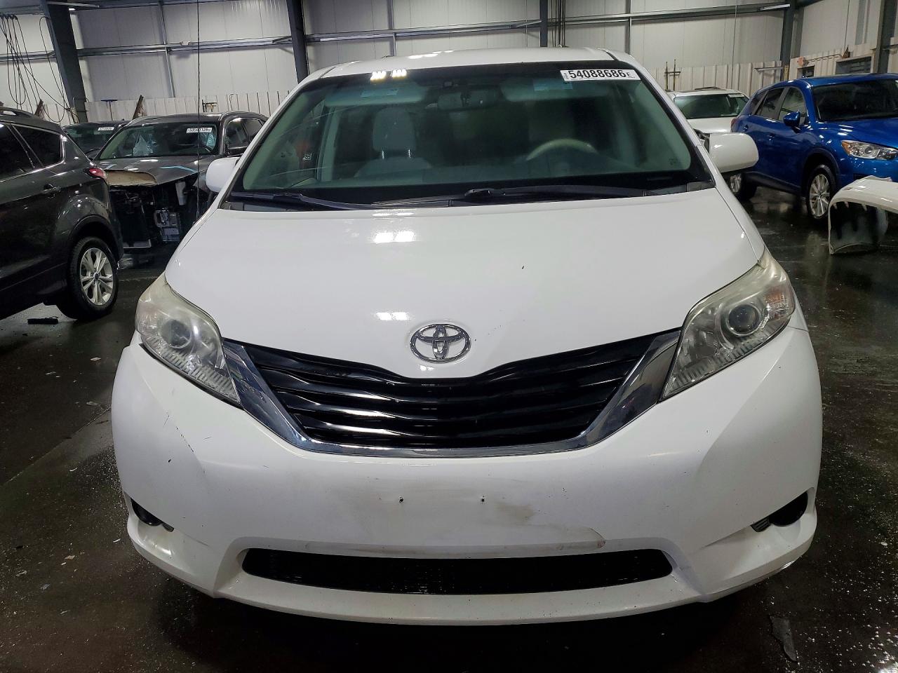 2014 TOYOTA SIENNA LE photo 9