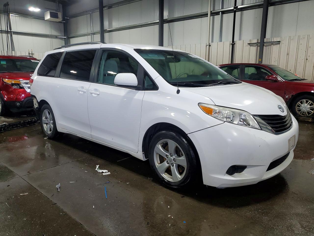 2014 TOYOTA SIENNA LE photo 7