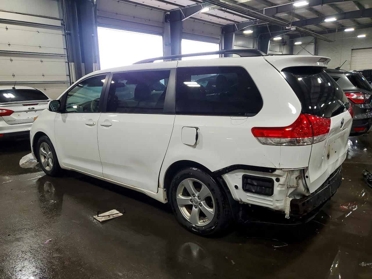 2014 TOYOTA SIENNA LE photo 3