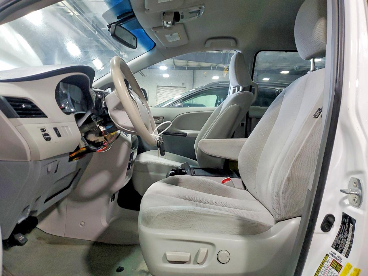2014 TOYOTA SIENNA LE photo 13