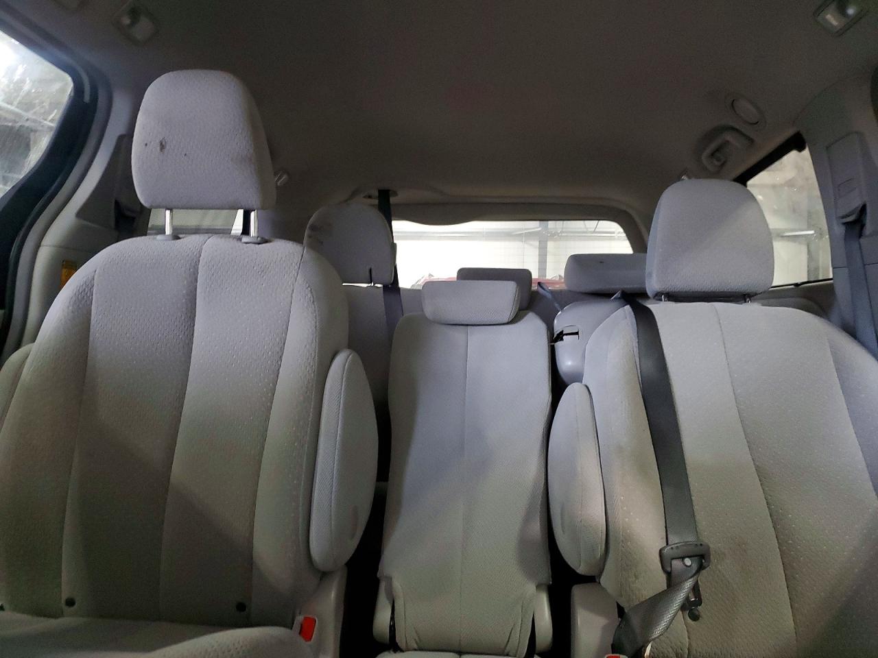 2014 TOYOTA SIENNA LE photo 19
