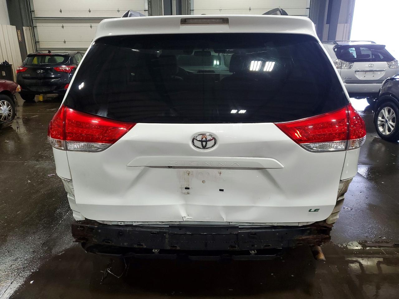 2014 TOYOTA SIENNA LE photo 11