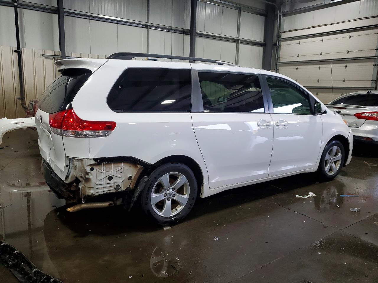 2014 TOYOTA SIENNA LE photo 5