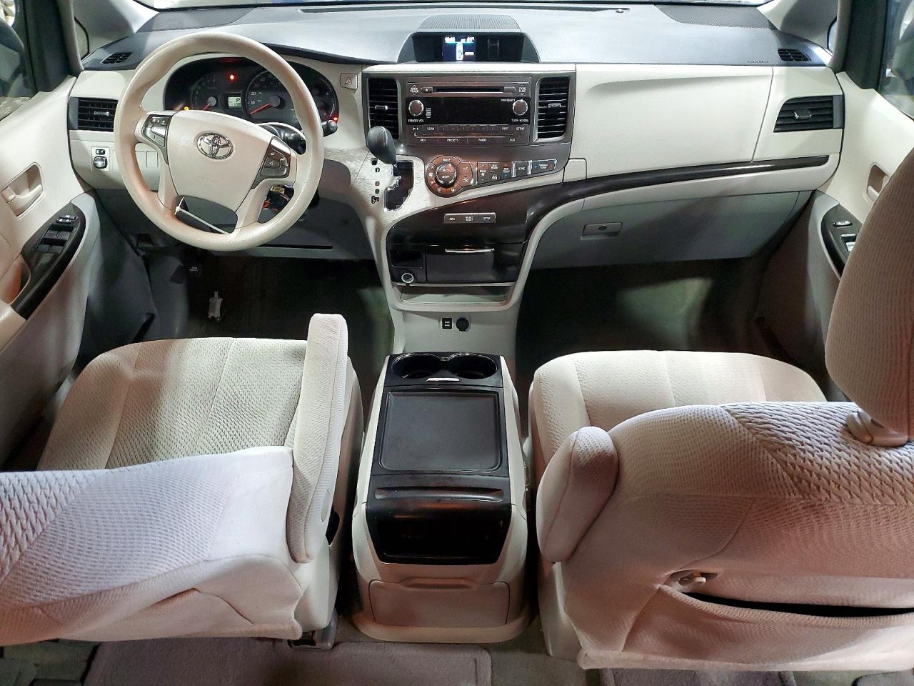 2014 TOYOTA SIENNA LE photo 15