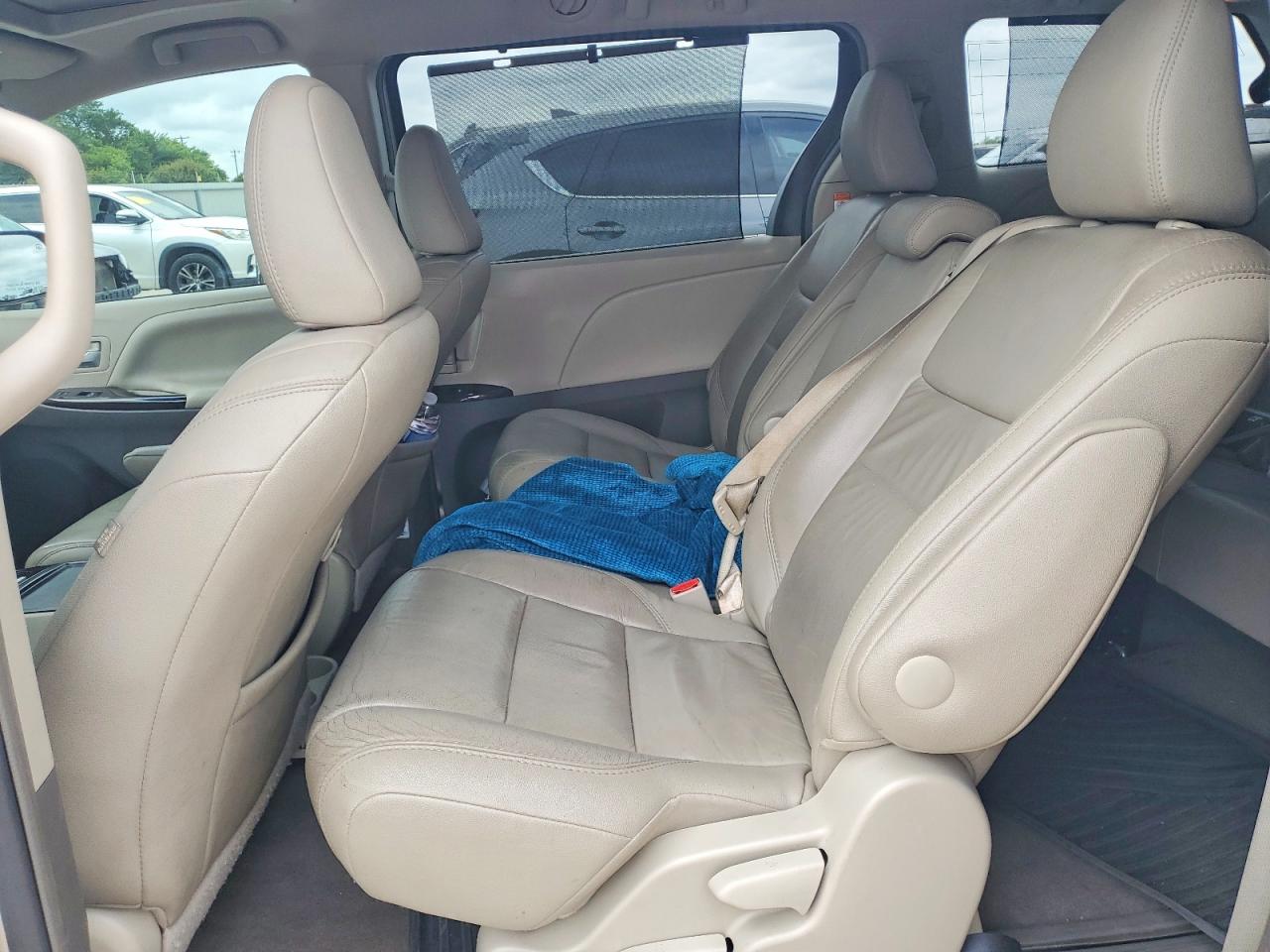 2017 TOYOTA SIENNA XLE 8-PASSENGER photo 11