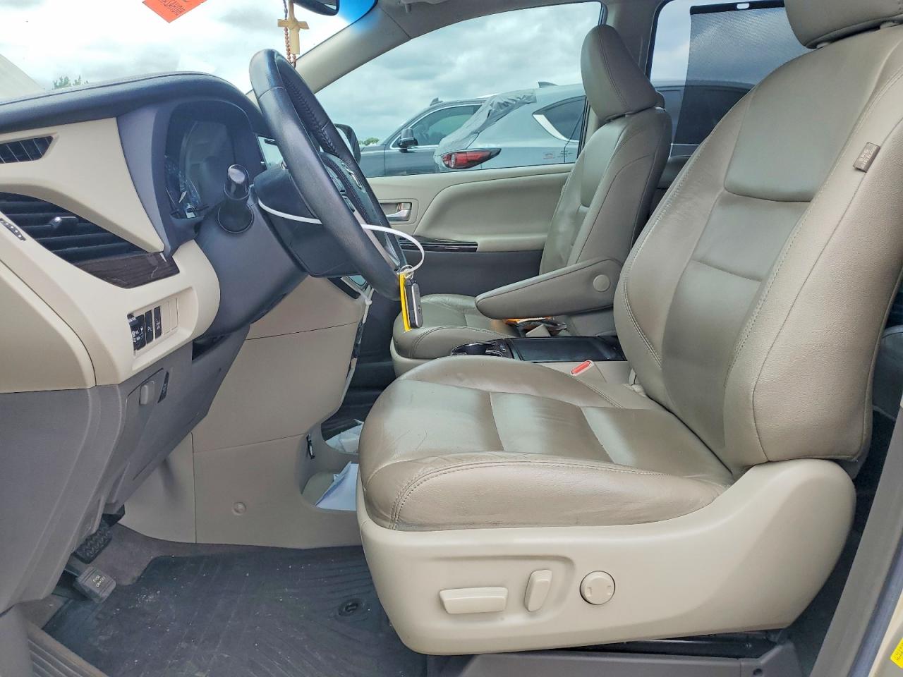 2017 TOYOTA SIENNA XLE 8-PASSENGER photo 7