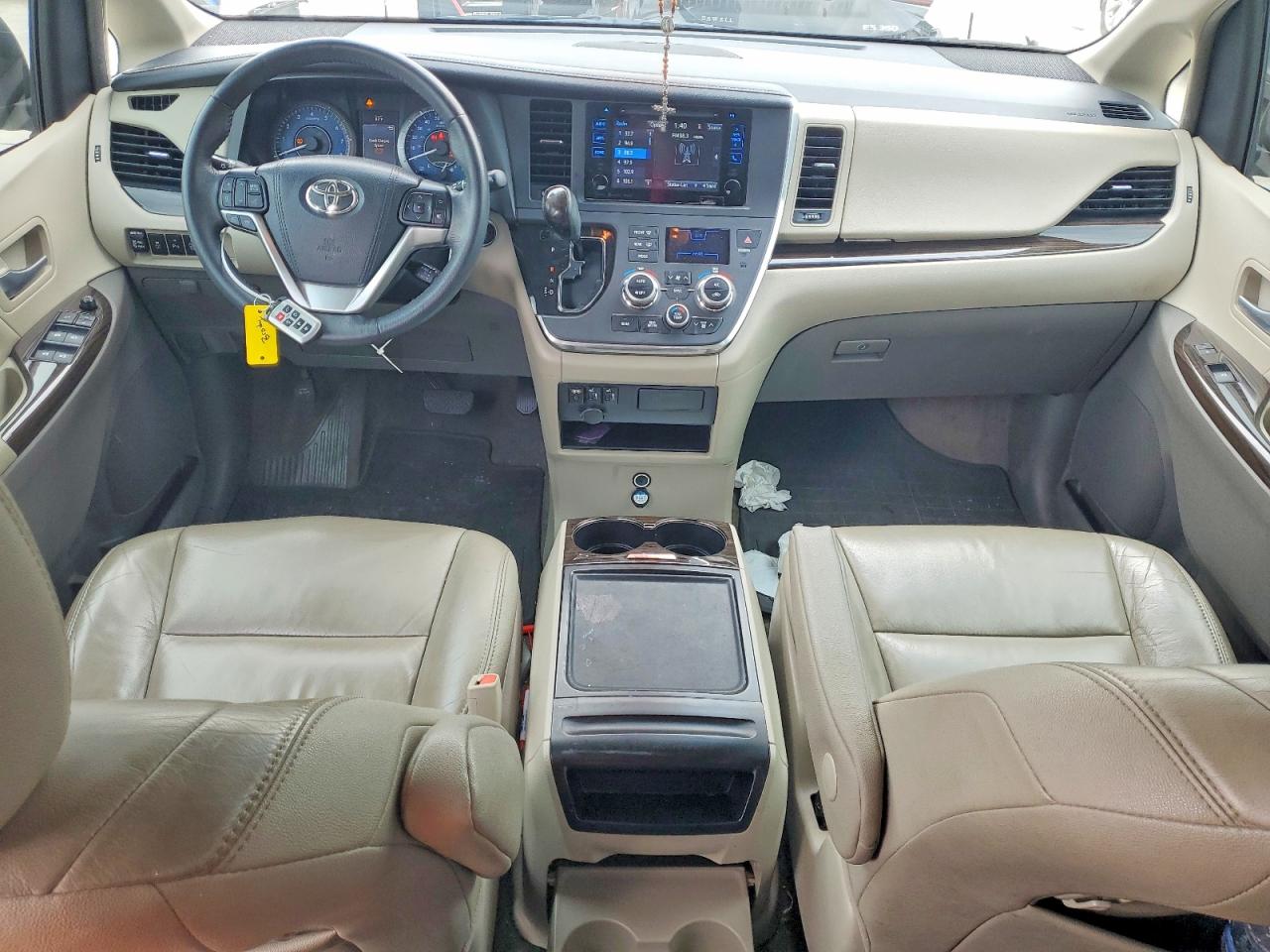 2017 TOYOTA SIENNA XLE 8-PASSENGER photo 8
