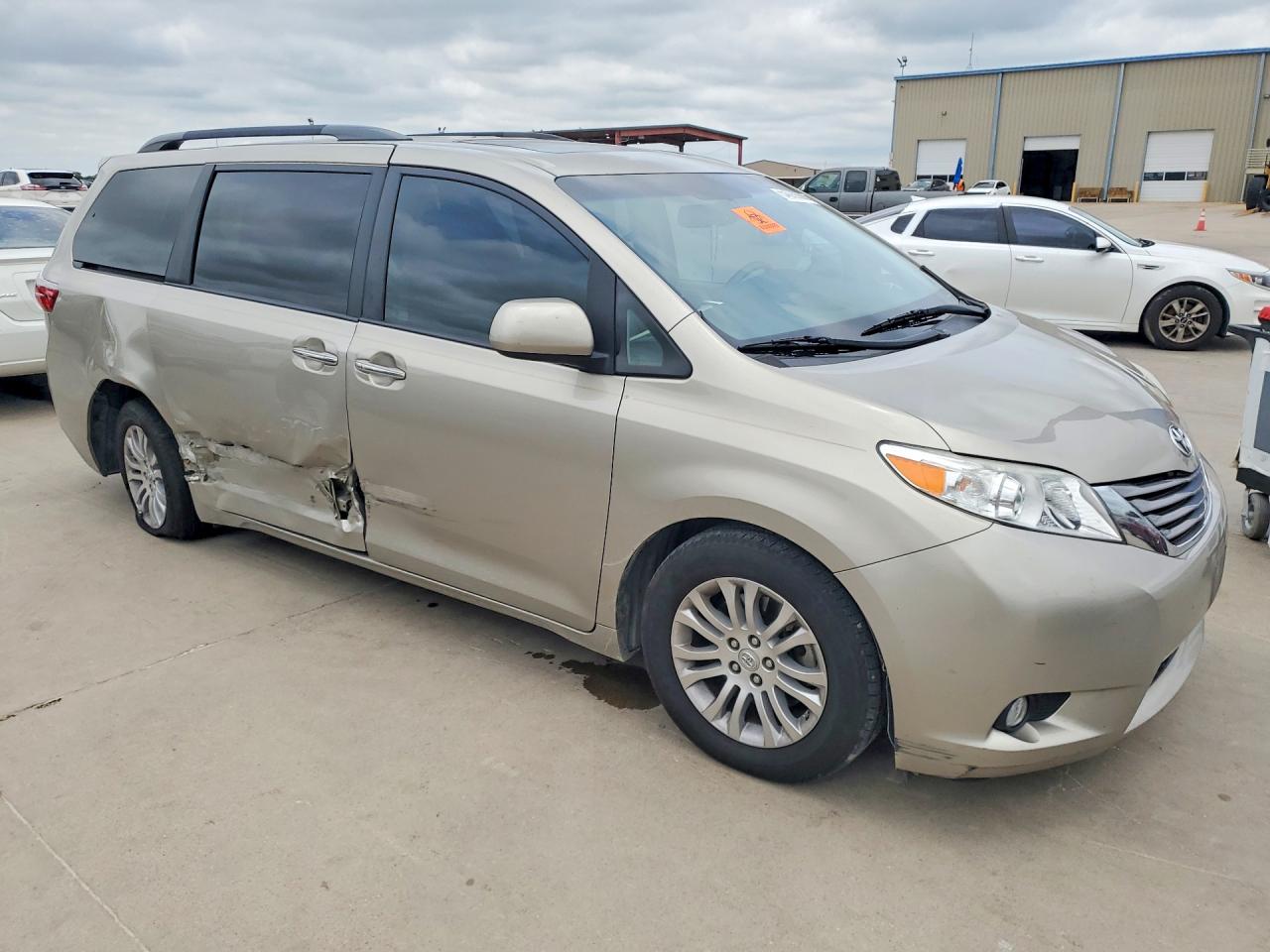 2017 TOYOTA SIENNA XLE 8-PASSENGER photo 4