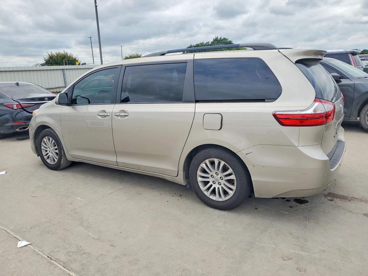 2017 TOYOTA SIENNA XLE 8-PASSENGER photo 2