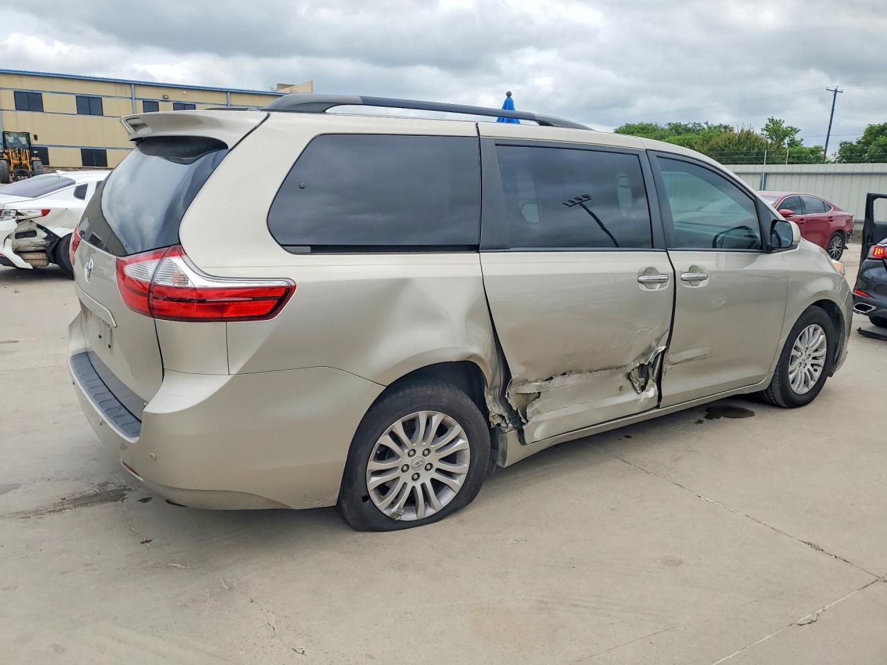 2017 TOYOTA SIENNA XLE 8-PASSENGER photo 3